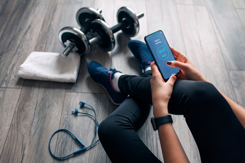 Shutterstock_1058938274  girl uses fitness app