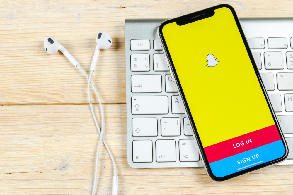 Shutterstock_1115074904  Sankt-Petersburg, Russia, June 2, 2018: Snapchat application icon on Apple iPhone X smartphone screen close-up. Snapchat app icon. Social media icon. Social network