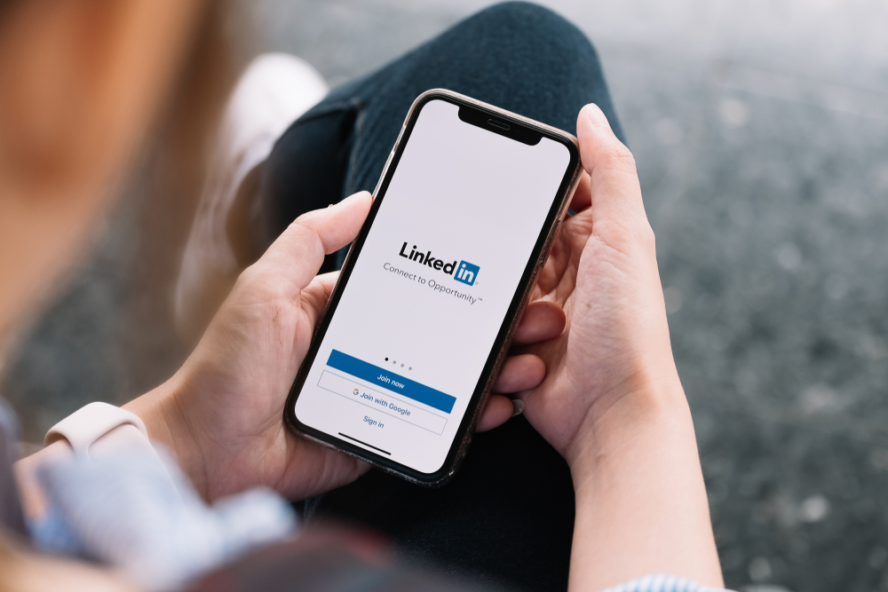 Shutterstock_1463650055 CHIANG MAI, THAILAND, JUL 27, 2019 : A women holds Apple iPhone Xs with LinkedIn application on the screen.LinkedIn is a photo-sharing app for smartphones.