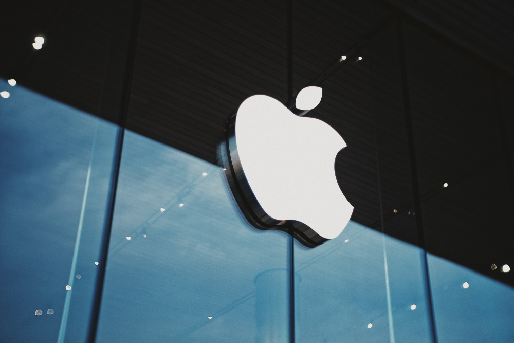 Shutterstock-1301039230 Bangkok, Thailand - January 01, 2019 : Apple logo at Apple Iconsiam The new Apple Store located inside Iconsiam shopping malls a new global landmark on Chao Phraya River in Bangkok-Thailand.